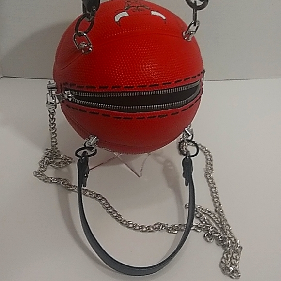 NWT LIMITED EDITION HANDMADE CHICAGO BULLS SMALL BASKETBALL PURSE 🏀 - Picture 13 of 17